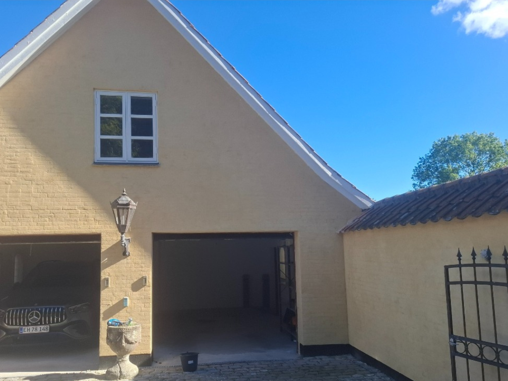 Hus med gul facade efter renovering
